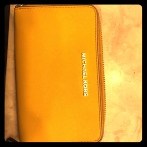 Michael Kors Zip Around Wallet